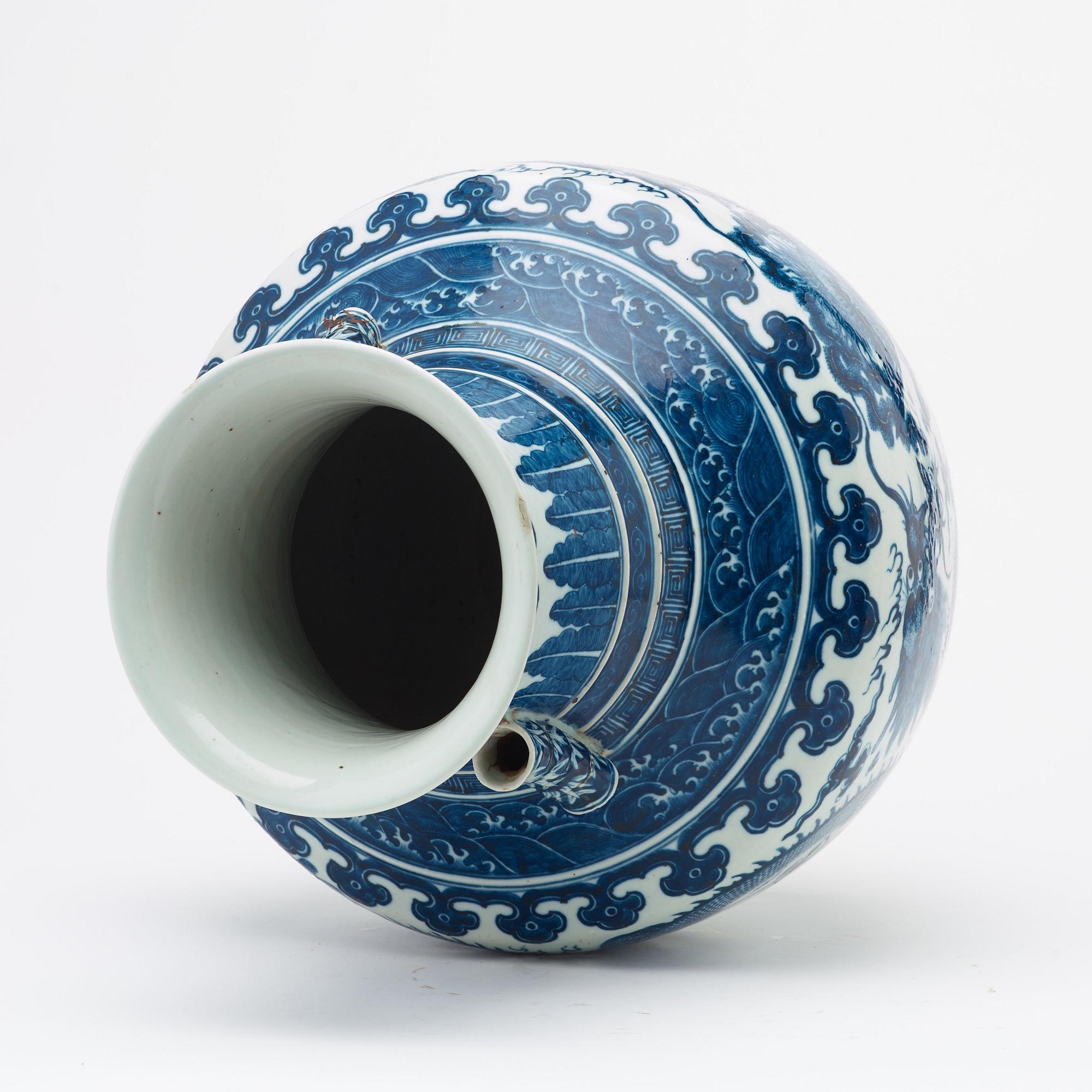 A large blue and white vase, Qing dynasty, 19th Century.