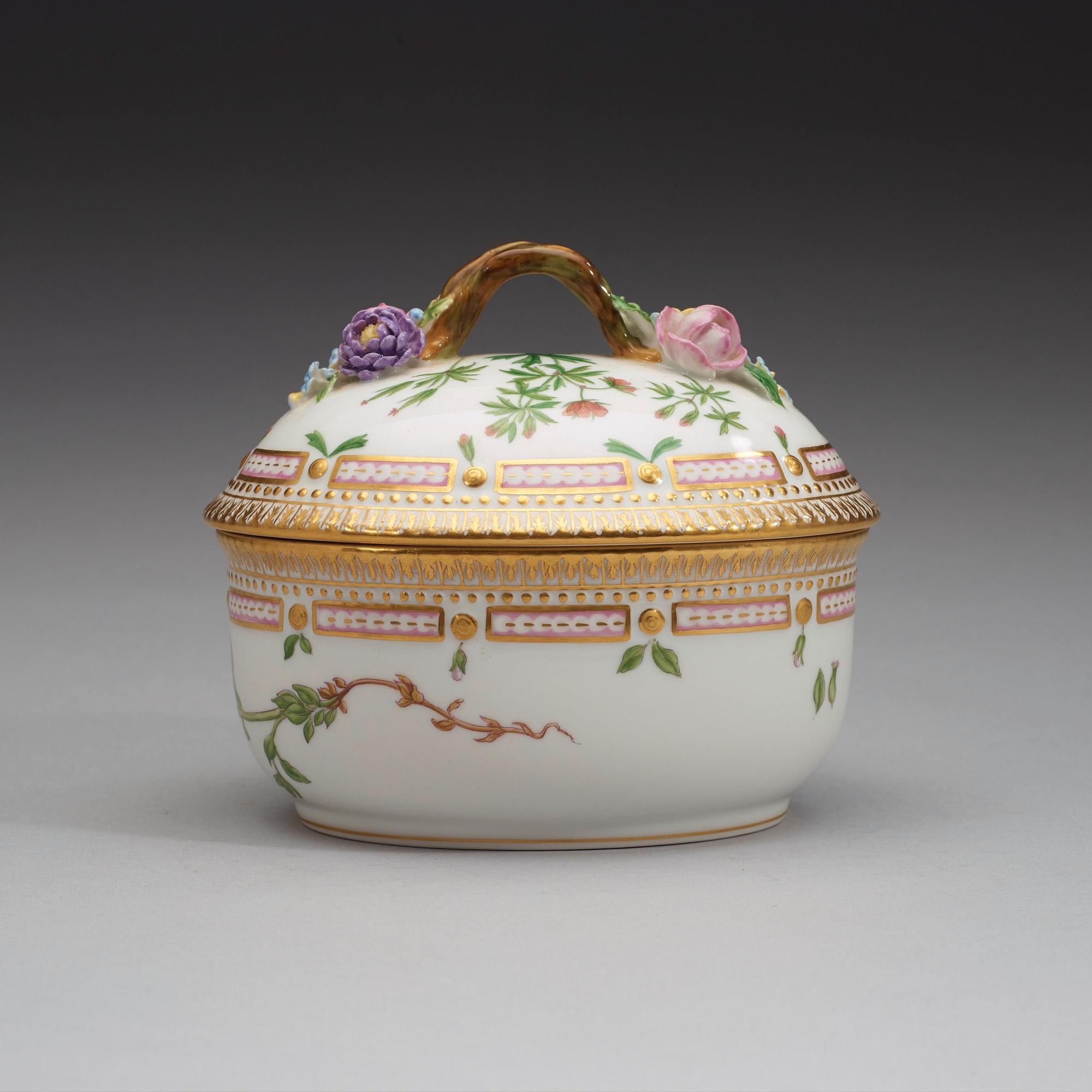 A Royal Copenhagen 'Flora Danica' bonboniere with cover, Denmark, 20th Century.
