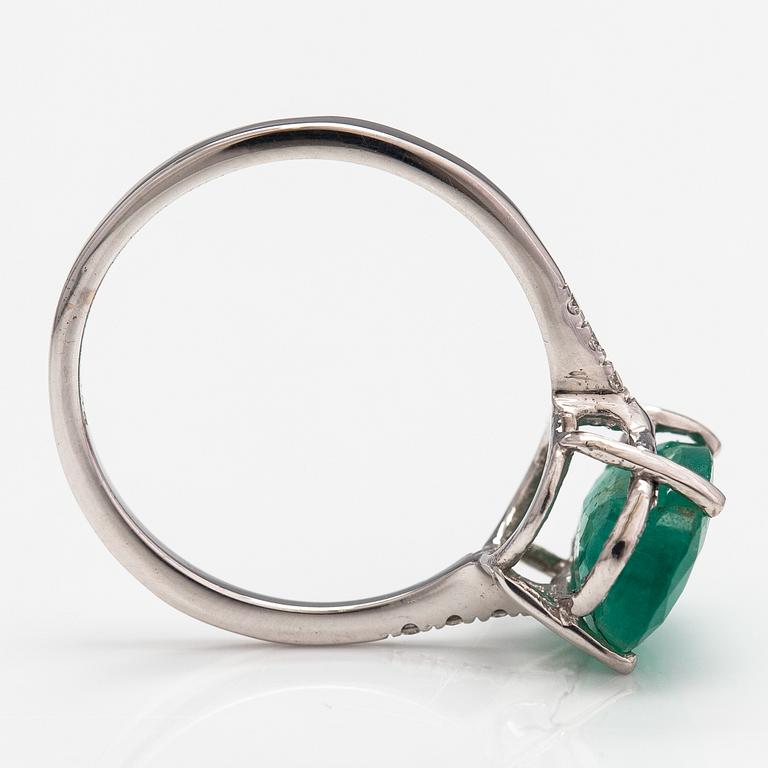 Ring, 14K vitguld, smaragd ca 2.81 ct och diamanter ca 0.06 ct tot. AIG-certifikat.
