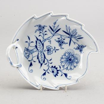 SERVISDELAR, 19 st, porslin, "Lökmönstret", Meissen, Tyskland,