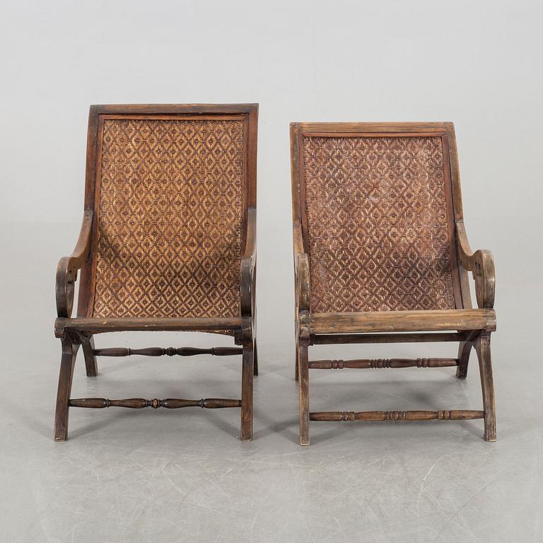 VILSTOLAR, 2 st  SAMT EN FOTPALL, kolonialstil, modern tillverkning.