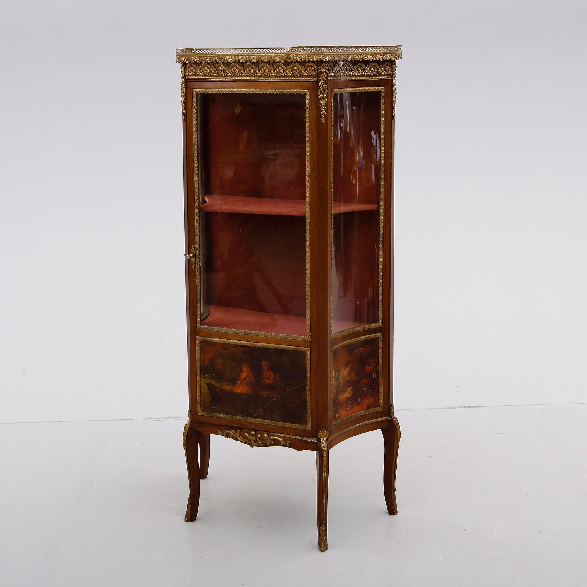 VITRINSKÅP, rokokostil, 1900-talets första hälft.