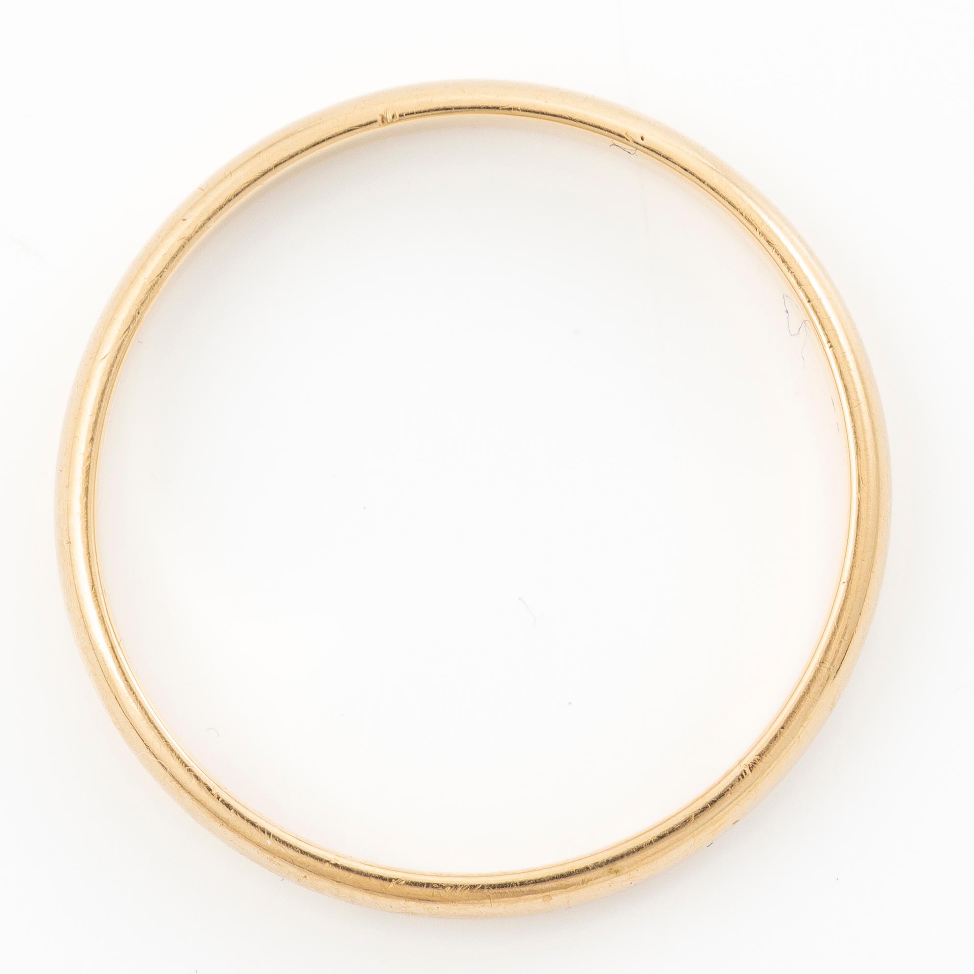 18K gold ring.
