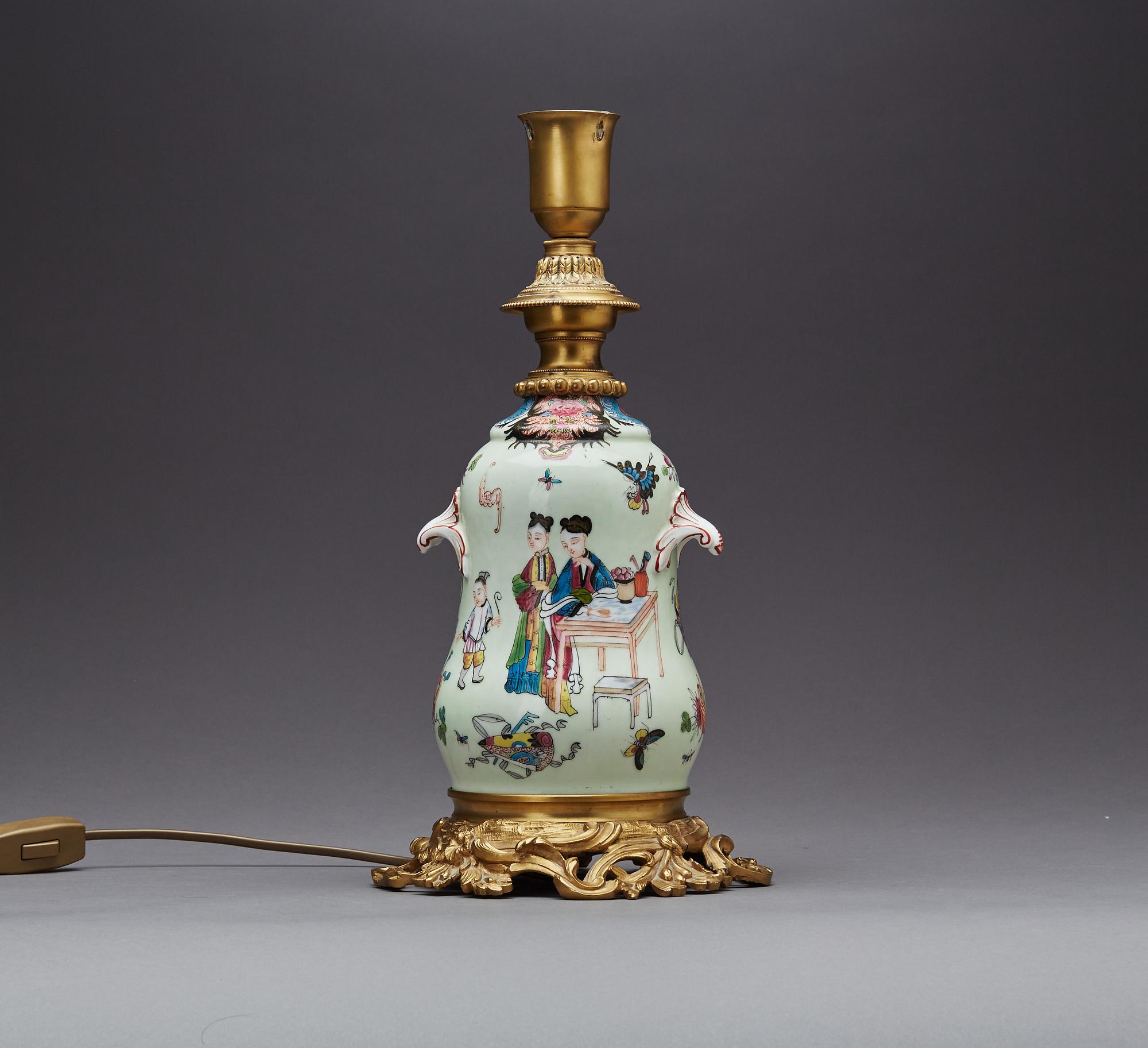 BORDSLAMPA, Kina 1900-talets början, porslin och brons.
