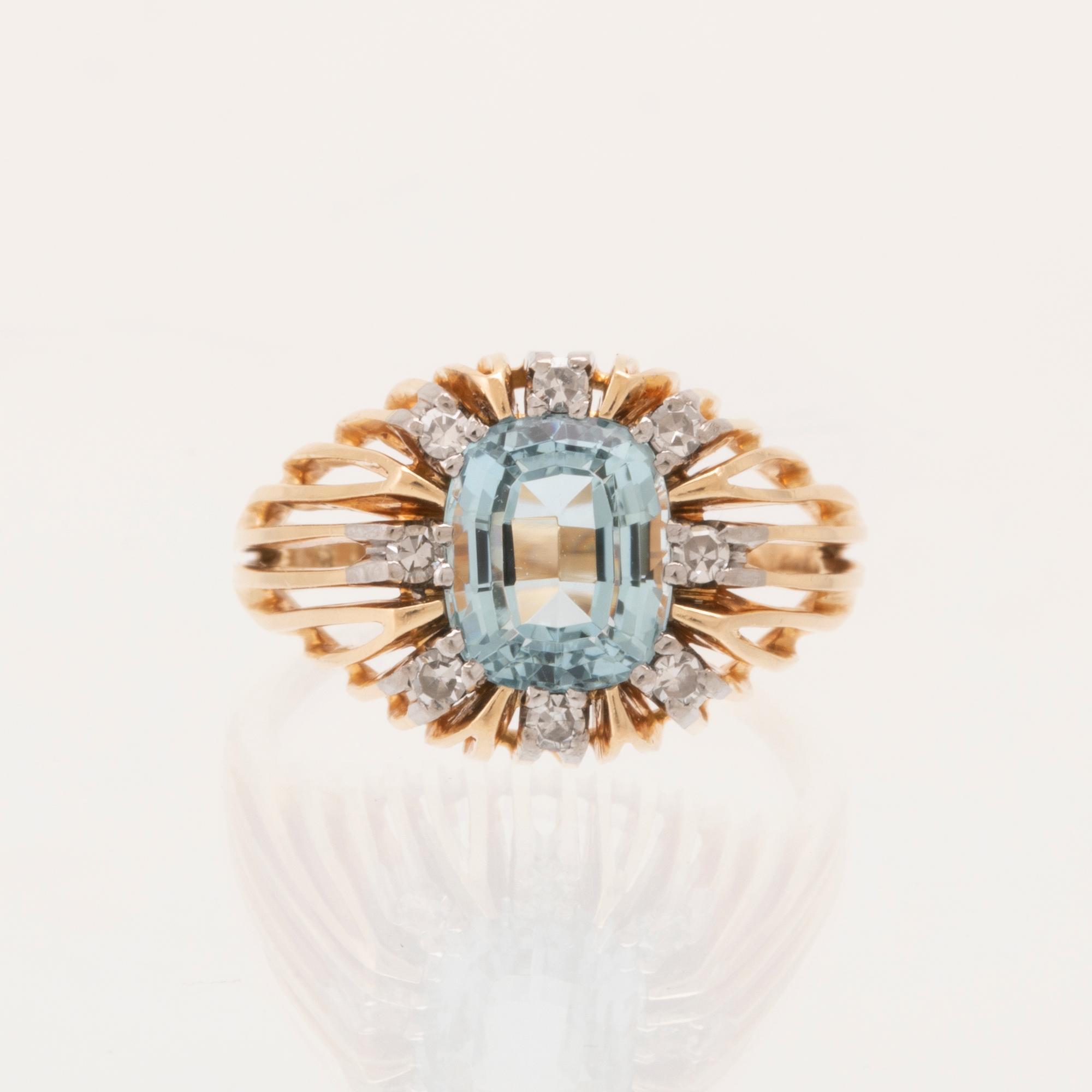 Ring 18K vitt och rött guld med ovalt fasetterad akvamarin samt runda enkelslipade diamanter.