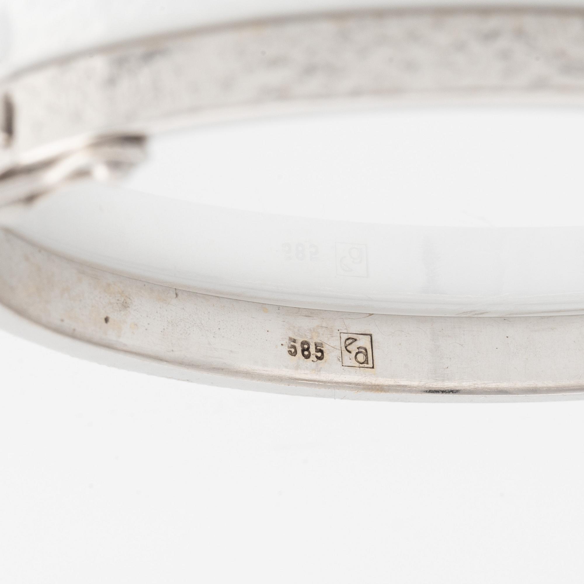 Armring 14K guld med runda briljantslipade diamanter.