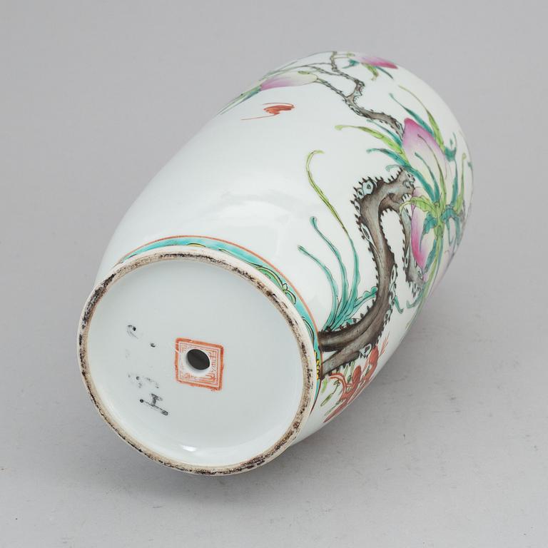 A famille rose peach vase, late Qing dynasty.