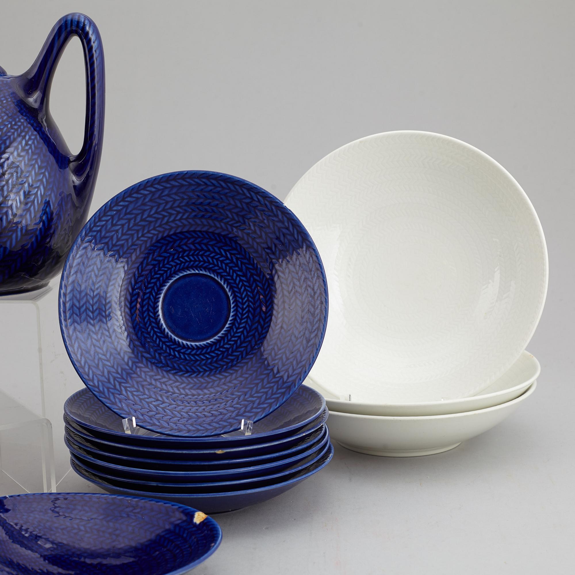A Hertha Bengtsson Rörstrand dinner service, 20th Century. (16 pieces).