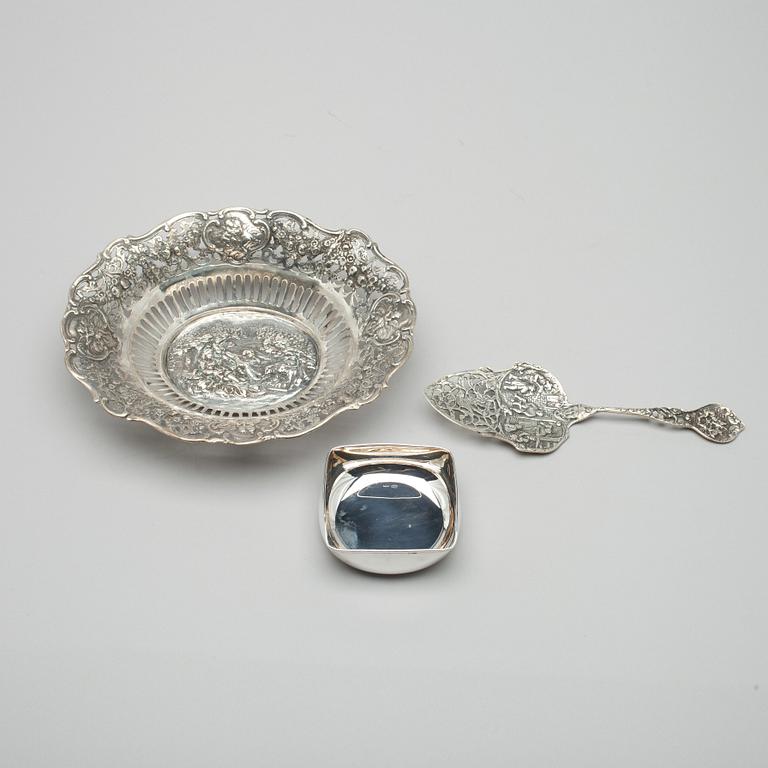 SKÅLAR, 2 st, samt KAKSPADE, silver, diverse stämplar, bl. a. Hopeavalu. 1900-talets senare hälft. Vikt tot. 392,2 g.