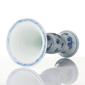 Two blue and white 'lange lisen' vases and a ewer, Qing dynasty, Kangxi (1662-1722).