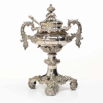 Gustaf Möllenborg, Strösockerskål, silver, Stockholm 1848-1849 samt strösockersked Johan Carlsson, Nyköping 1852.