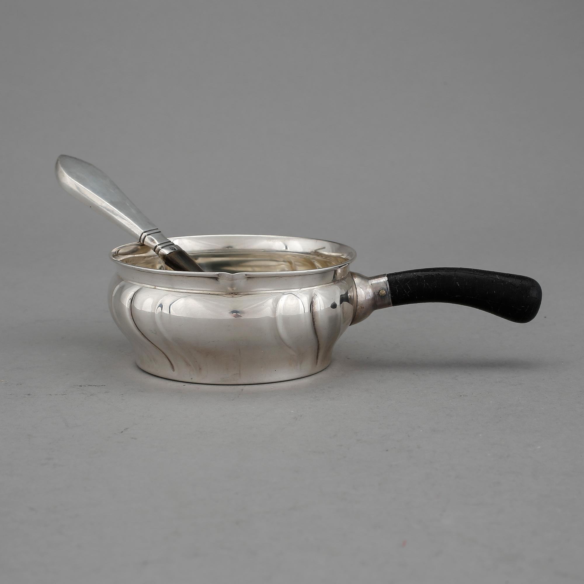 SÅSKANNA, silver, Köpenhamn, 1934 samt SKED, silver och ebenholz, Georg Jensen, 1915-30. Kannans totala vikt 87 g.