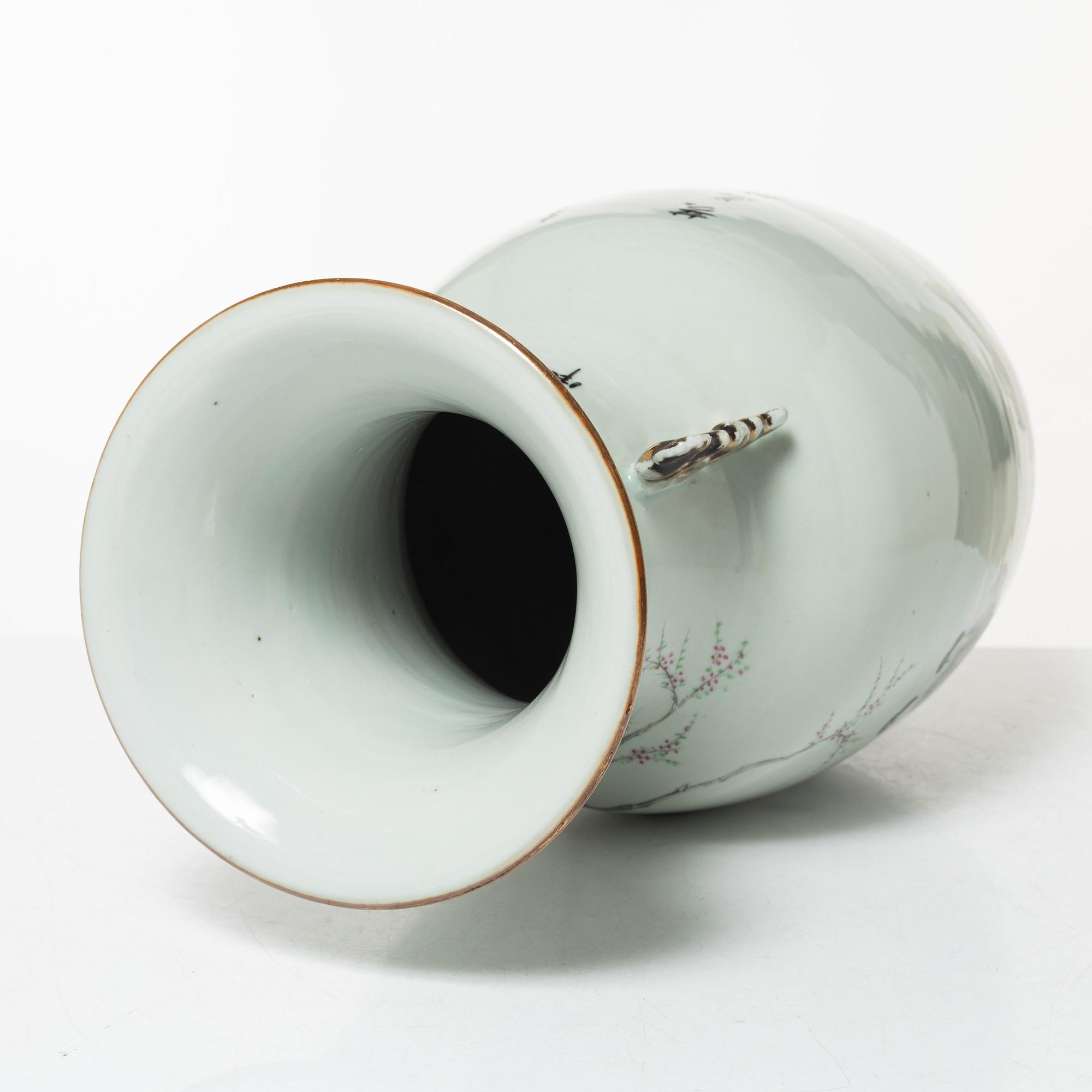 A porcelain vase, China, republic, 20th century.