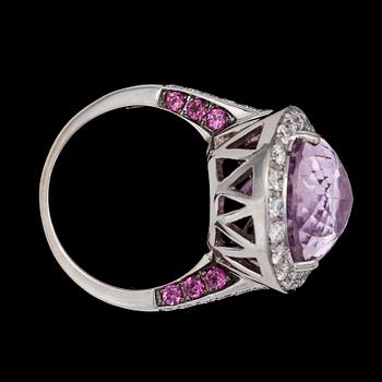 RING, drop cut kunzite, 13.40 cts and brilliant cut diamonds, 1.03 cts, and pink sapphires, 0.52 cts.