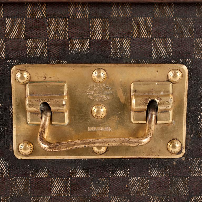 LOUIS VUITTON, damier trunk.