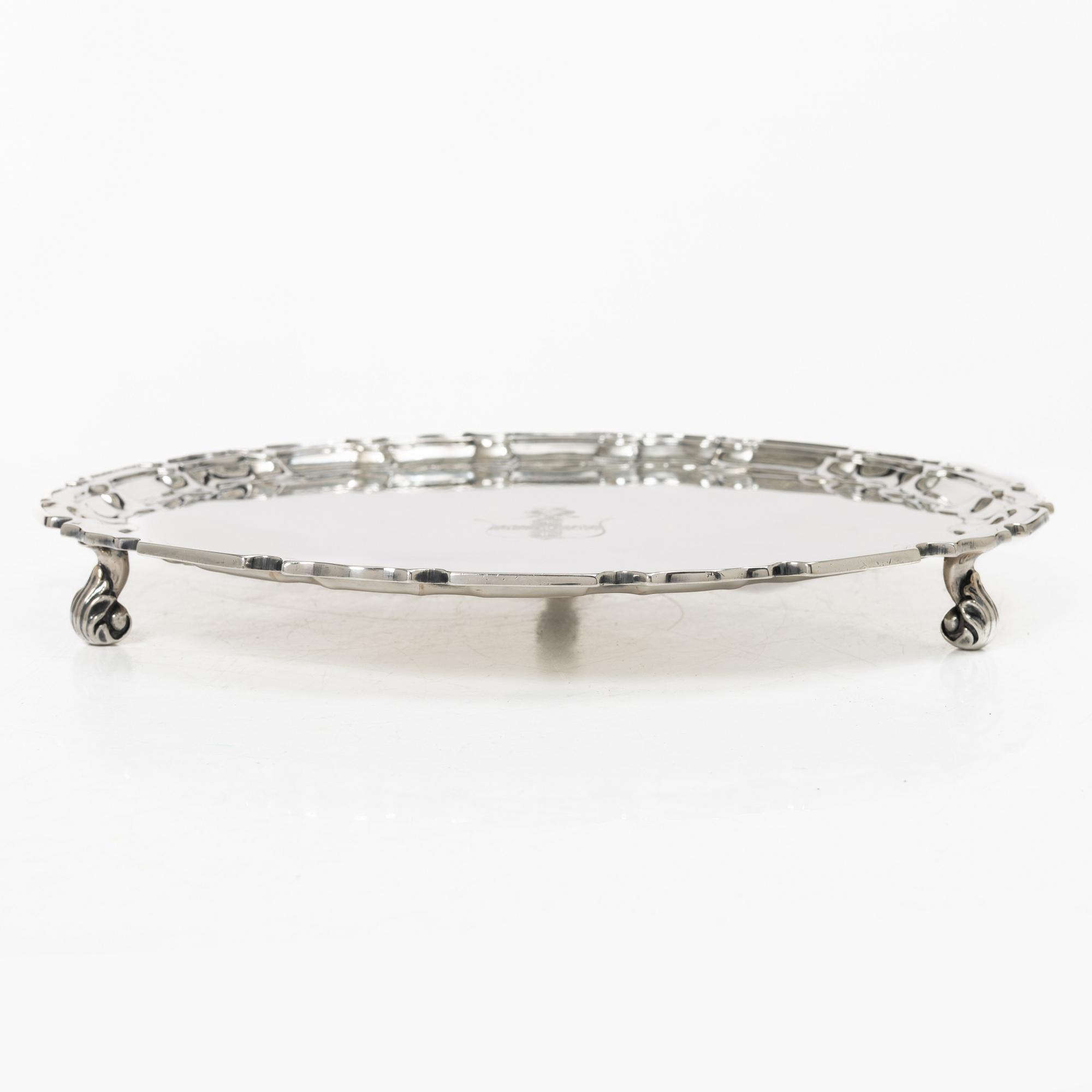 William Hutton & Sons, bricka/salver, silver, rokokostil, London 1901.