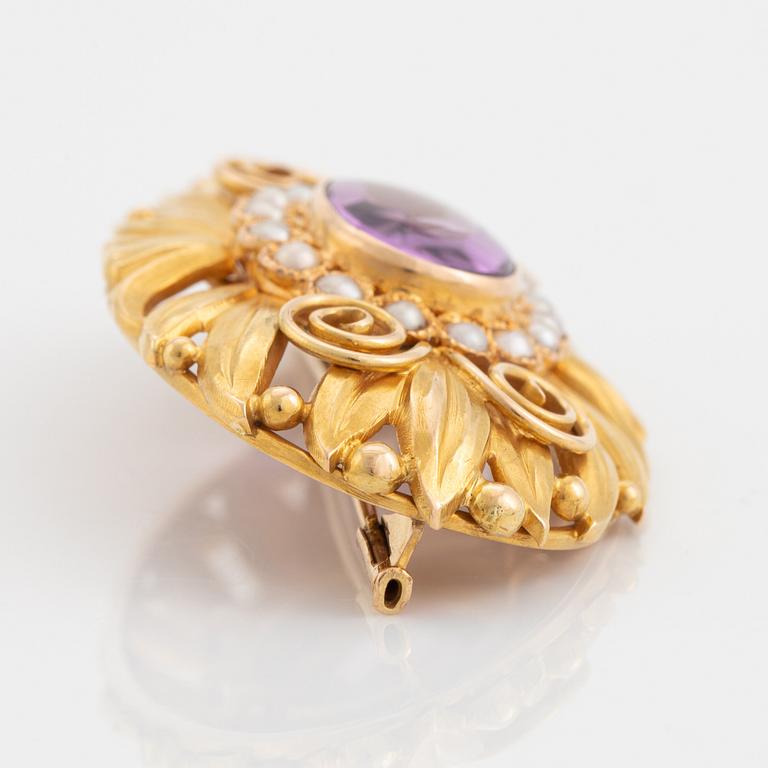 An 18K godl brooch set with an amethyst and pearls.