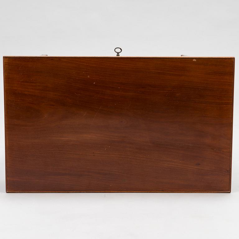 PÖYTÄ, myöhäiskustavilainen, signeerattu C G Foltiern, 1800-luvun alku.