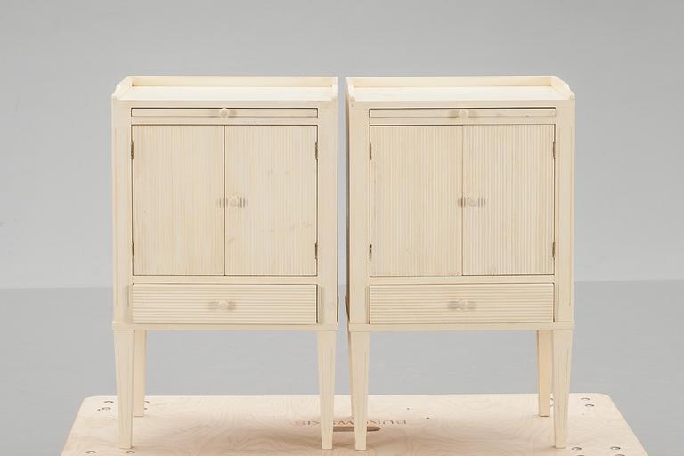 SÄNGBORD, ett par. Gustaviansk stil. 1900-talets andra hälft.