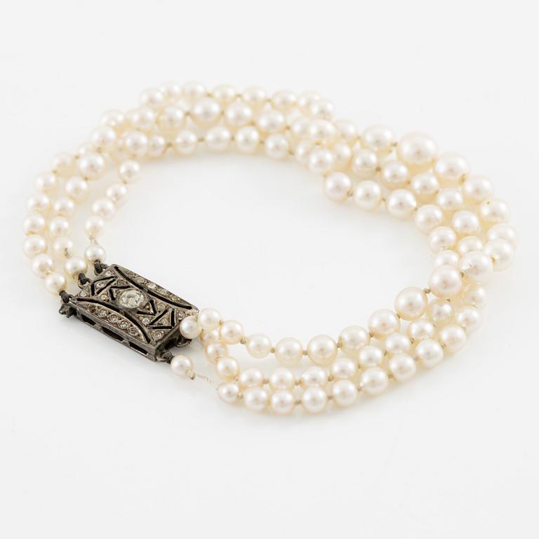 Armband tre rader odlade pärlor.