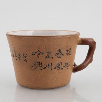 Koppar med fat, tre stycken, samt skål på lotusblommor, Yixinggods, Kina, tidigt 1900-tal.