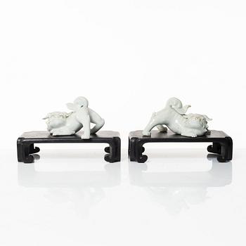 Fohundar 'shishi', ett par, porslin, Japan, hirado-stil, Meiji/Taisho, sent 1800-/tidigt 1900-tal.