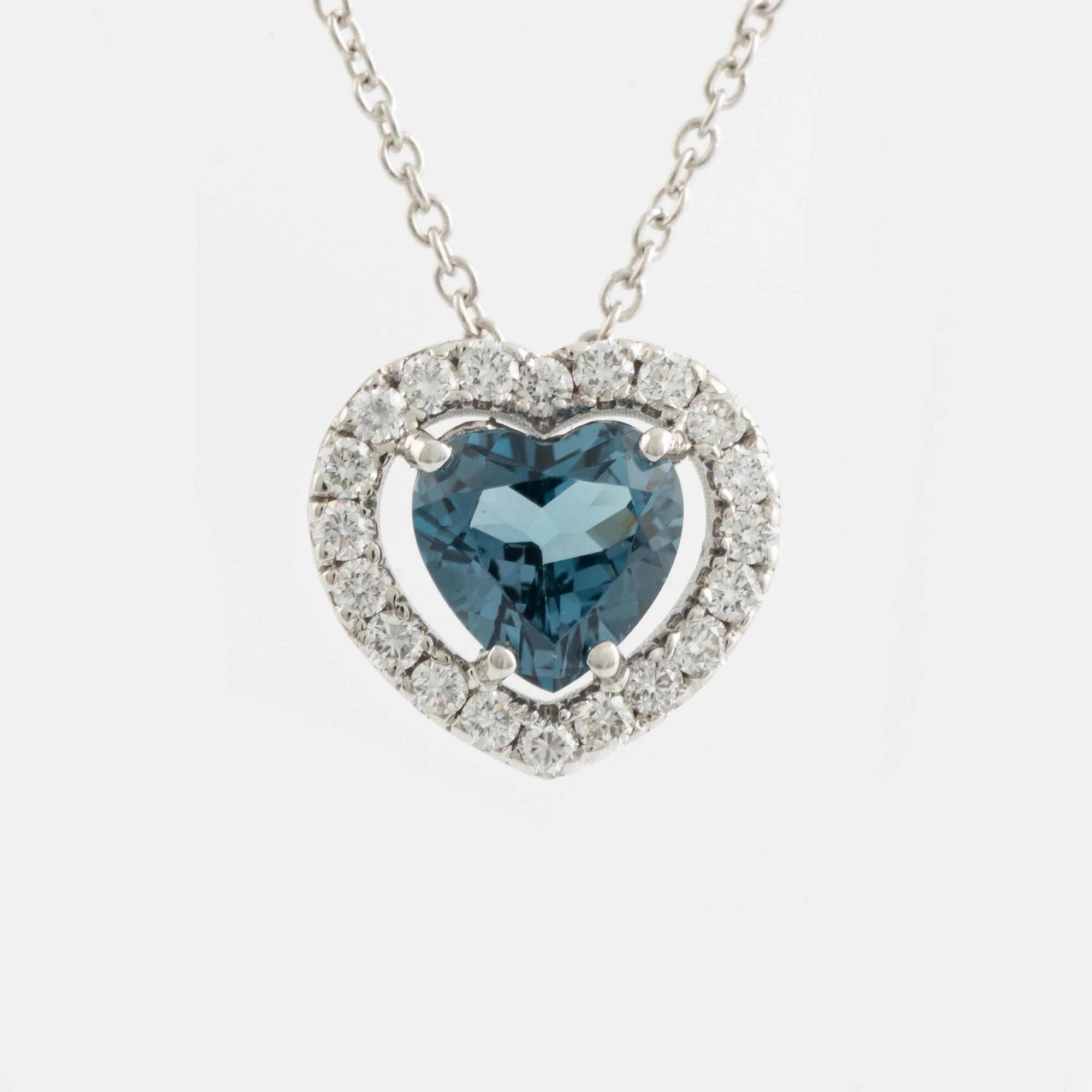 Collier med hjärtformad blå topas och briljantslipade diamanter.
