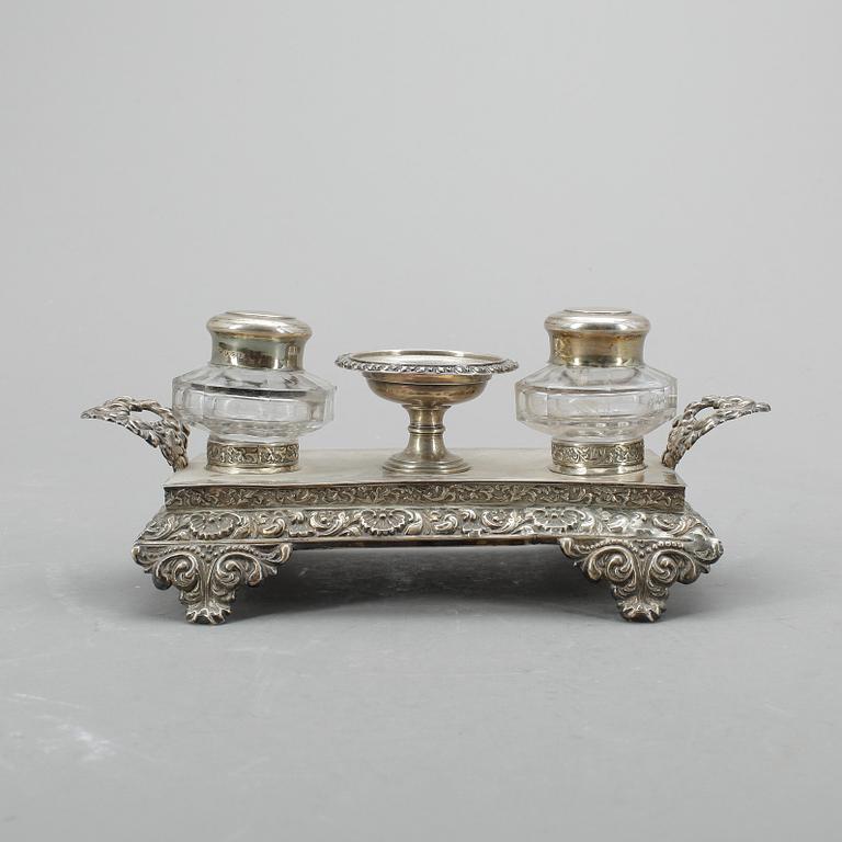 SKRIVSTÄLL, silver, Gustaf Möllenborg, Stockholm, 1841. Vikt ca 295 gram.