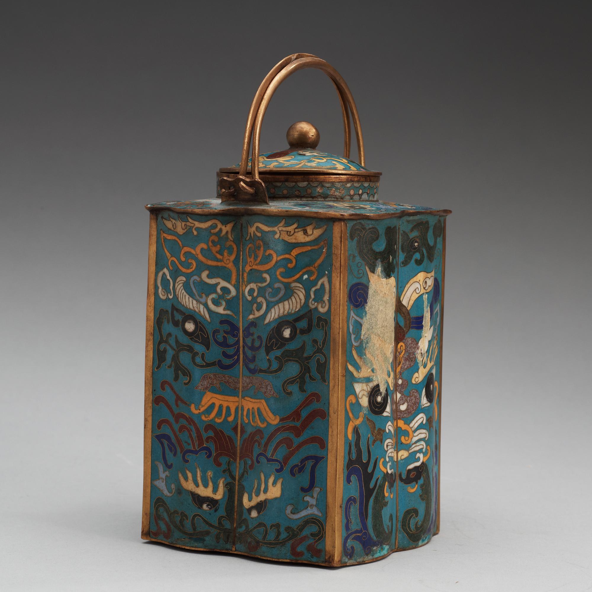 TEKANNA med LOCK, cloisonné, sen Qing dynasti.