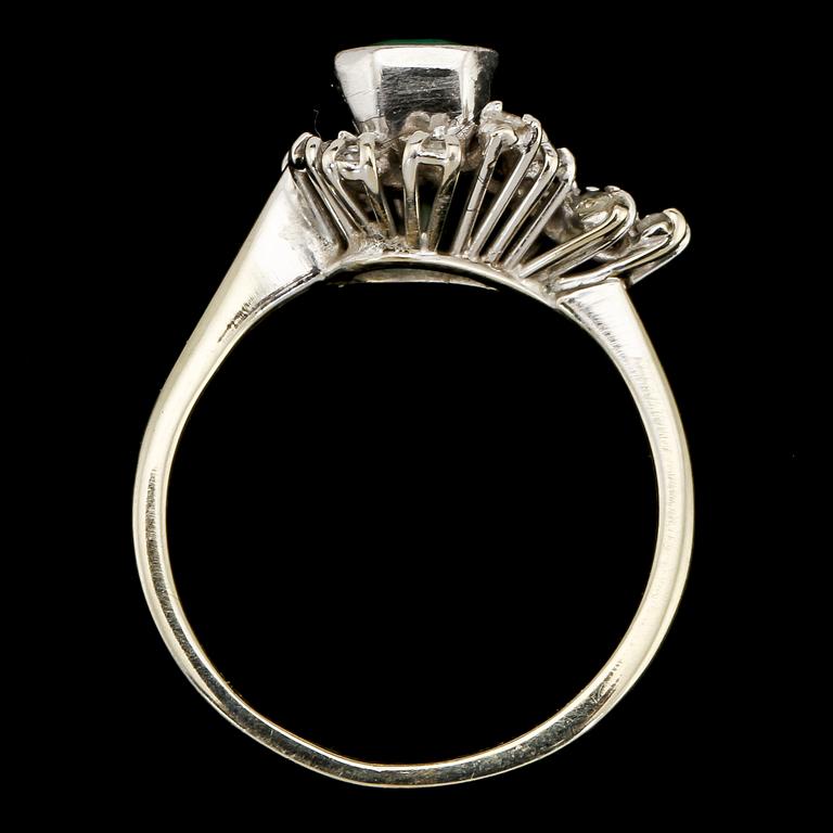 RING, 18k vitguld med 14 åttkantslipade diamanter samt fasettslipad smaragd, 1900-talets senare hälft.  Vikt 3 g.