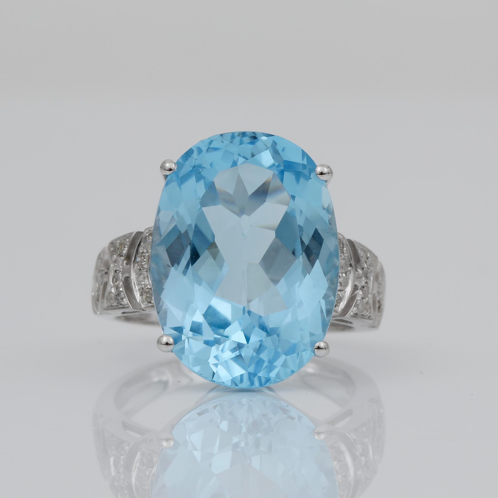 RING, 14K vitguld med ovalslipad topas ca 13,61 ct och små diamanter ca 0,17 ct. Vikt ca 6,90 g.