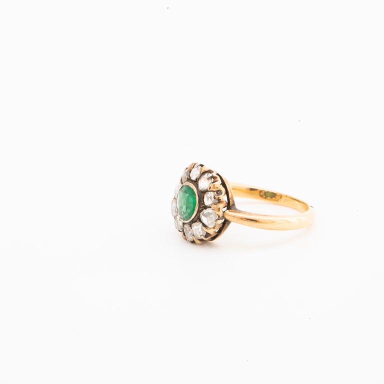 RING 14K gold w 1 emerald (probably synthetic) and rose-cut diamonds.