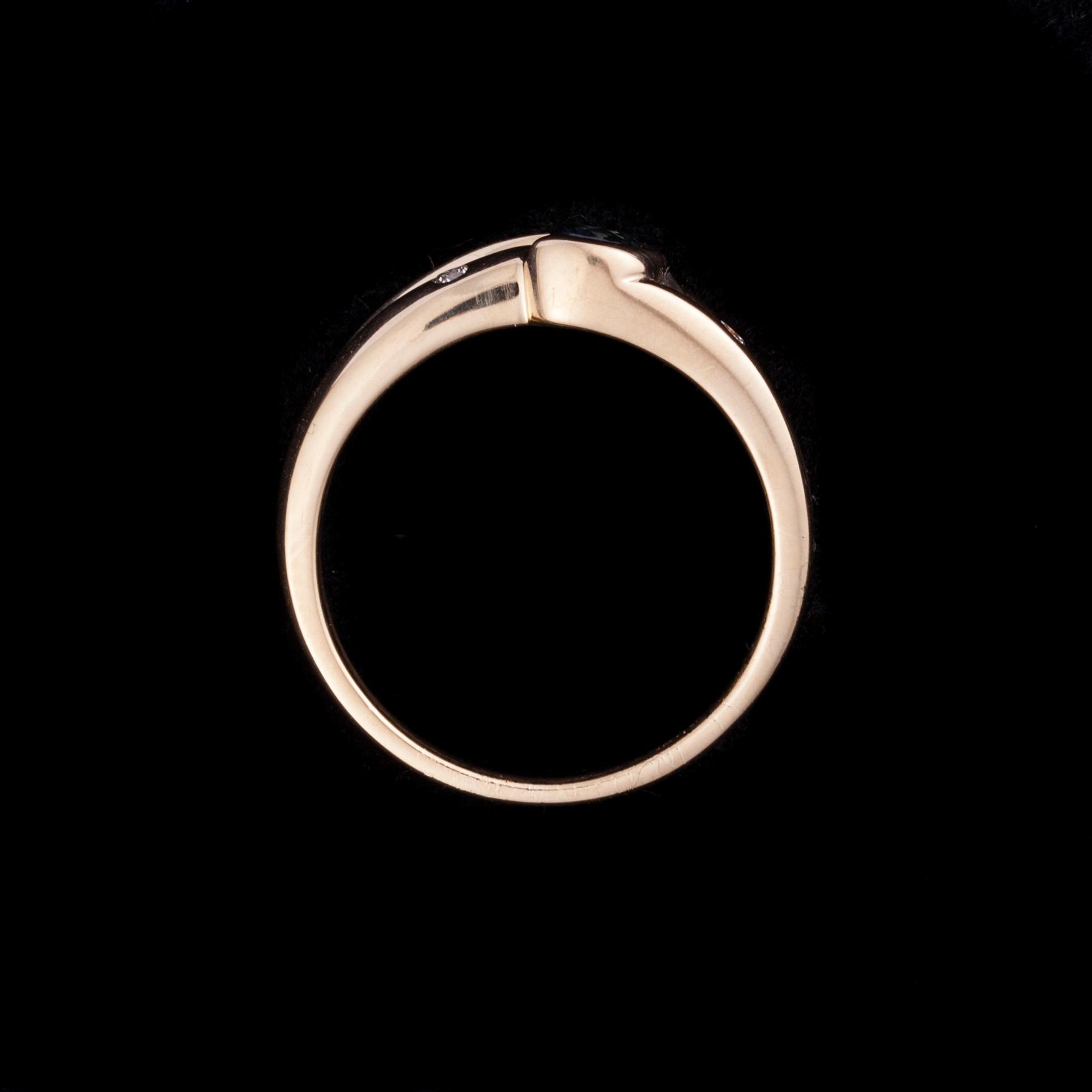 RING, 14K guld, 2 små diamanter, safir. Vikt 3,9 g.