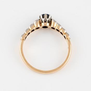 Ring in 18K gold with sapphire and old-cut diamonds.