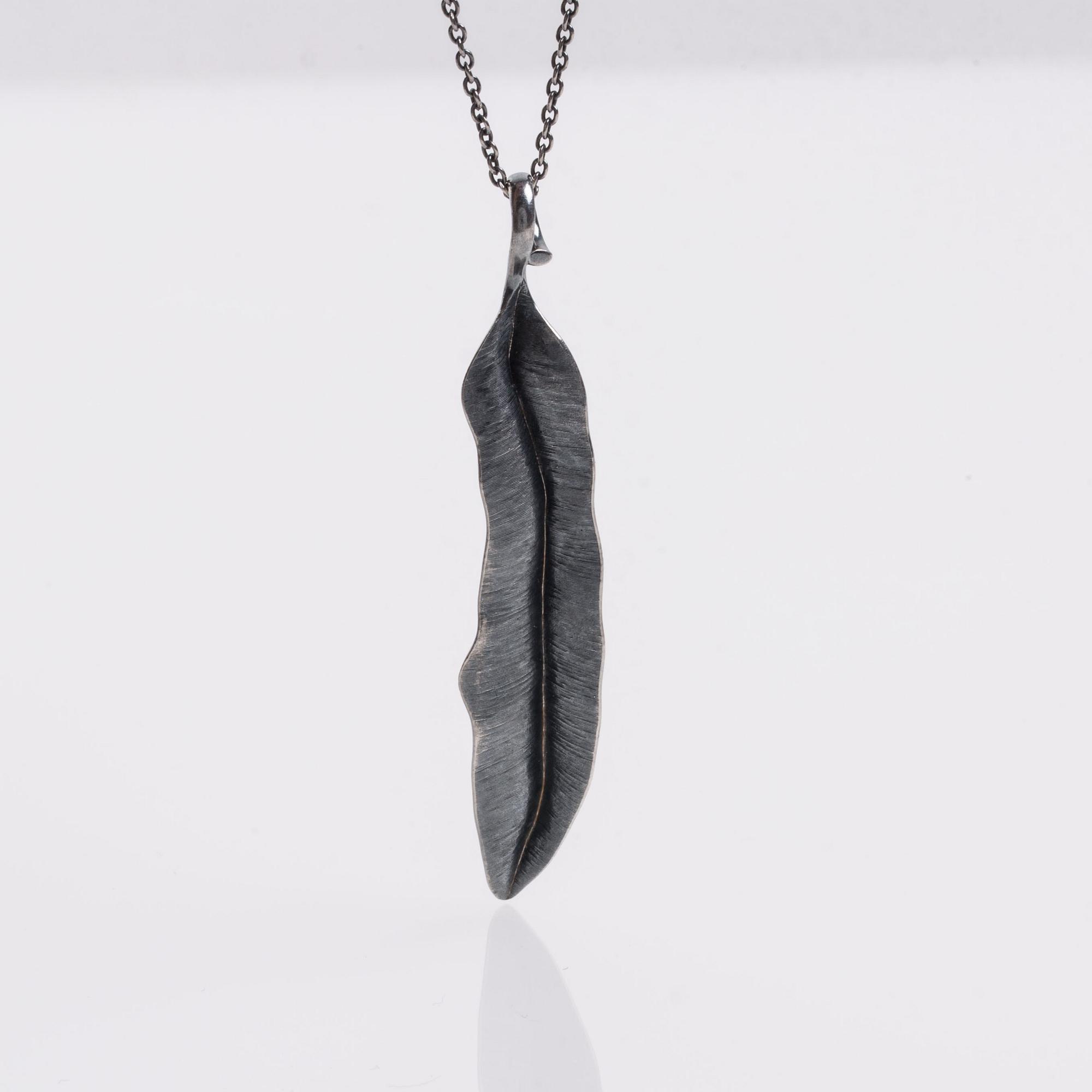 HÄNGE MED KEDJA SAMT SNÖRE, Ole Lynggaard, oxiderat silver. Vikt ca 8 g.
