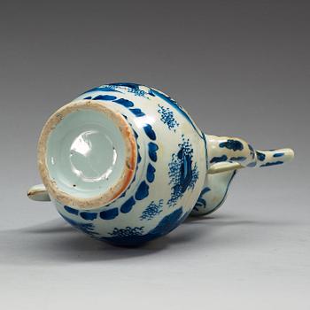 A blue and white Transitional ewer, 17th Century.