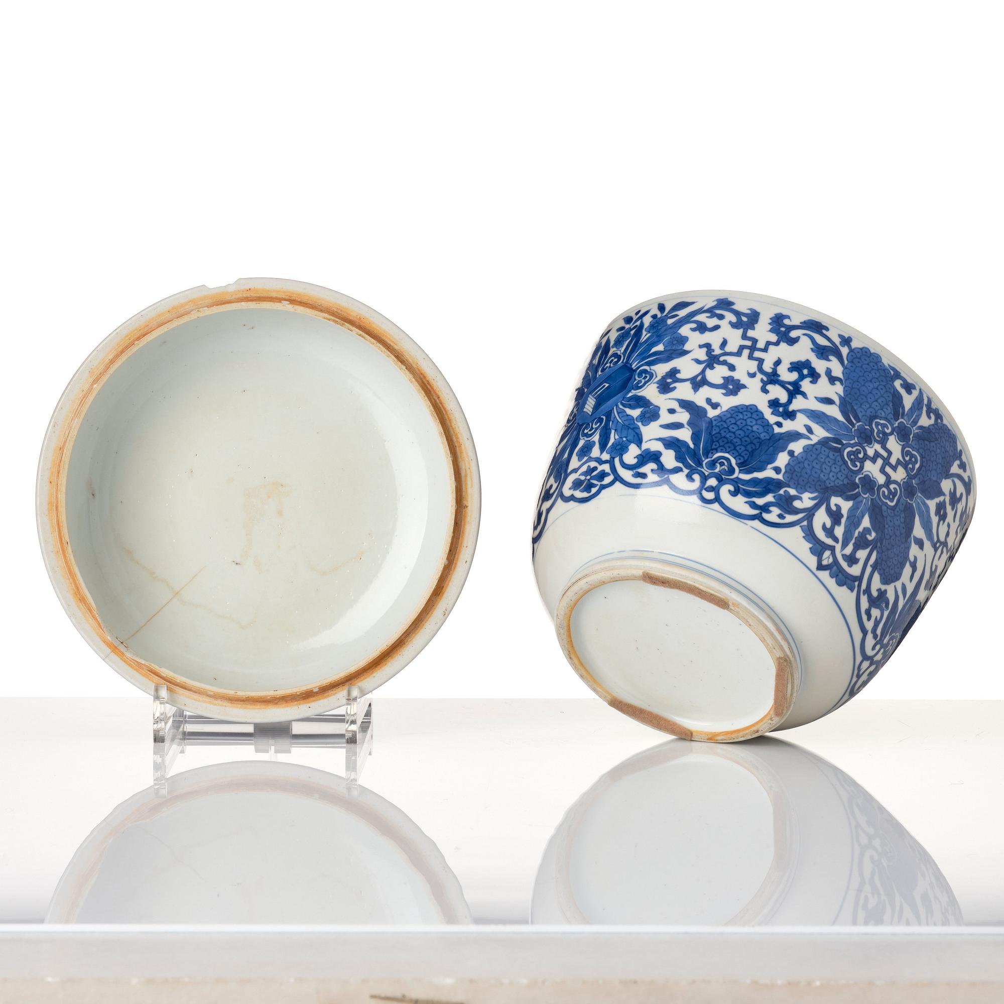 A large blue and white jar with cover, Qing dynasty, Kangxi (1662-1722).