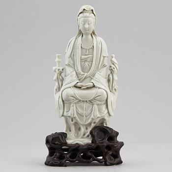 A blanc de chine figurine of a Guanyin, Qing dynasty, 19th century.