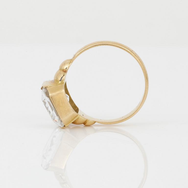 RING, 18K guld med trappslipad bergkristall, ca 5,33 ct, OAF, Skara, 1882. Vikt ca 5,60 g.