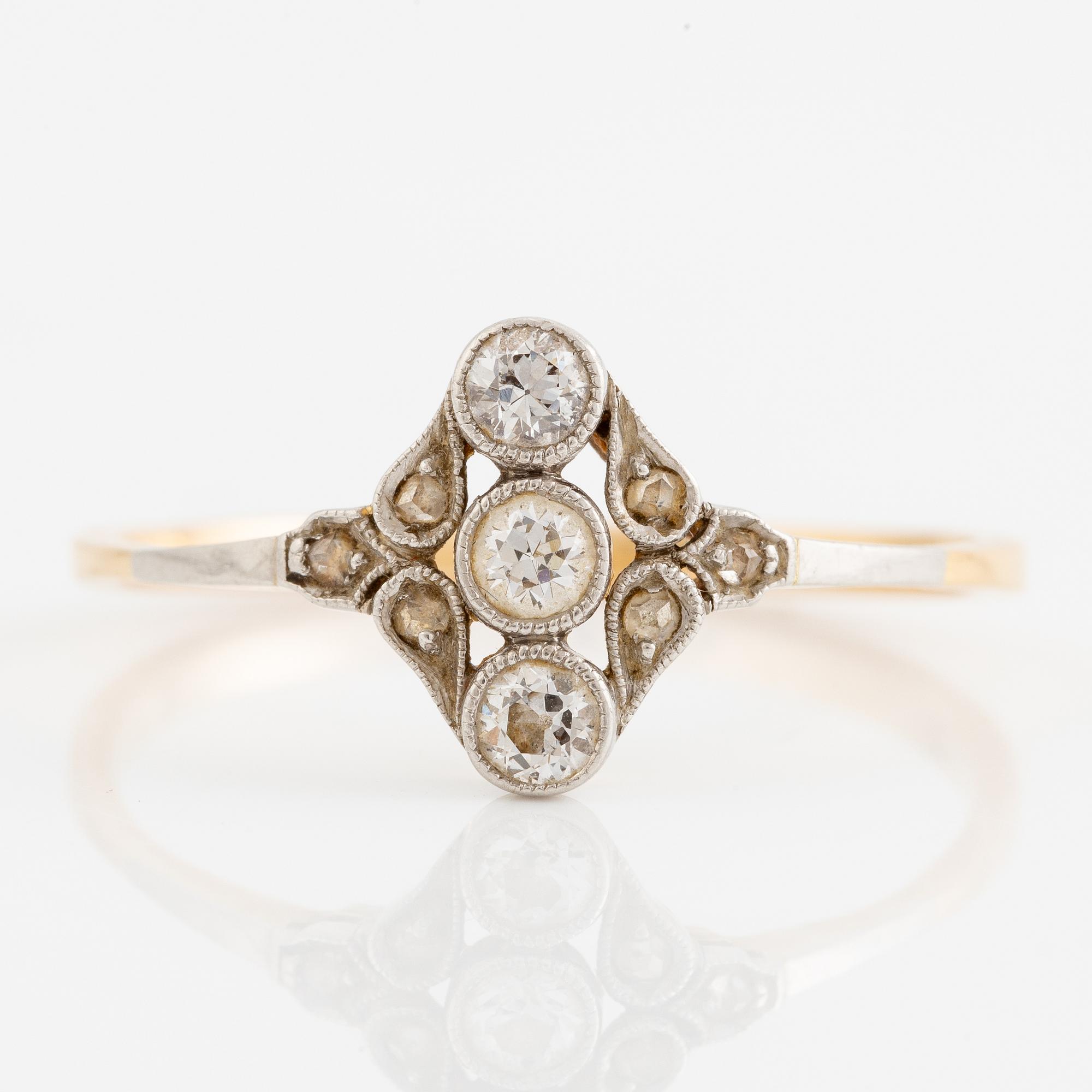 Ring, guld med gammalslipade diamanter och rosenslipade diamanter, troligen omkring sekelskiftet 1900.