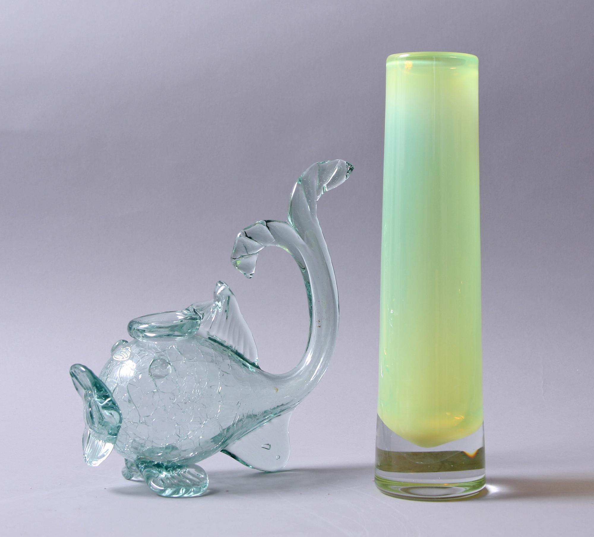 VASER, 2 st, glas. Lindshammar(uranglas) och Stockholms glasbruk, Skansen.