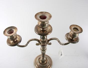 KANDELABRAR, ett par, nysilver.
Proveniens: Git Gay.
