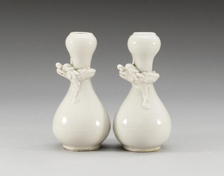 A pair of blanc de chine vases, late Qing dynasty (1644-1912).