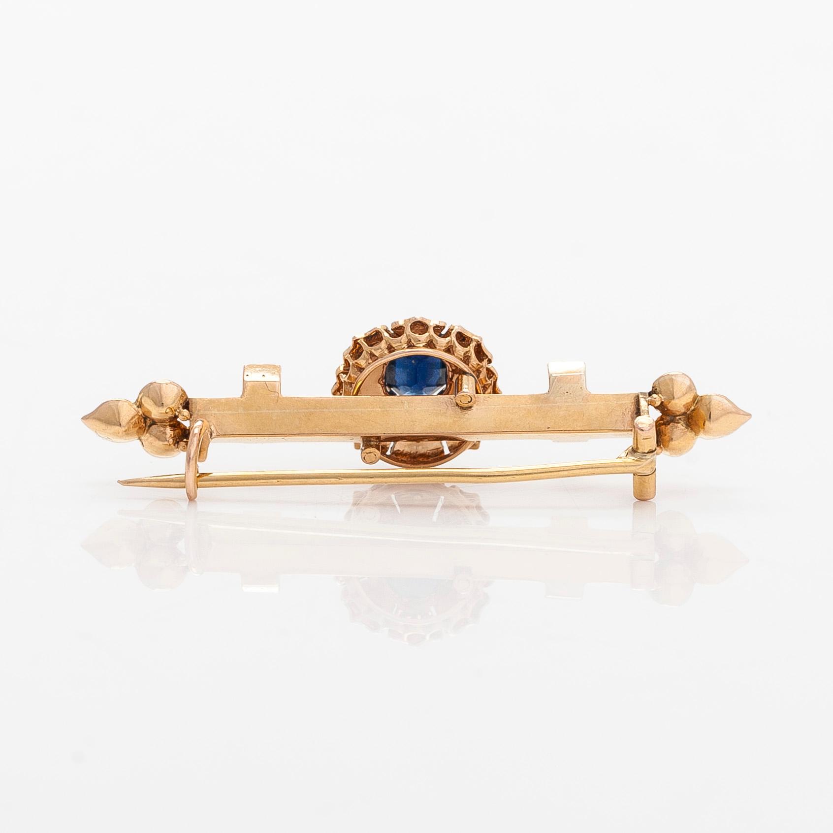 Brooch, approx. 17K gold, with seed pearls and a sapphire.