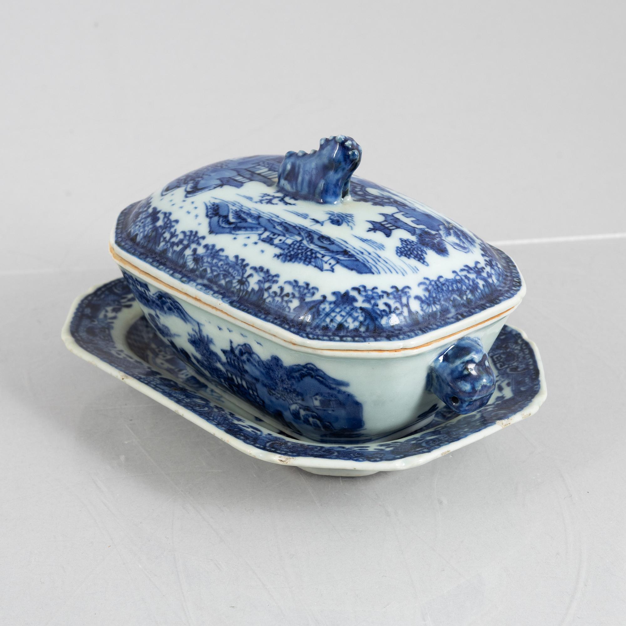A blue and white export porcelain butter dish with stand and dover, China, Qianlong (1736-95).