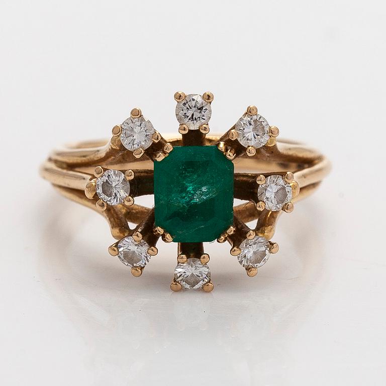 Ring, faceted emerald, brilliant cut diamonds, 18K gold, Stockholm 1982.