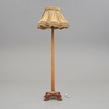 GOLVLAMPA, Omkring 1900-talets mitt.