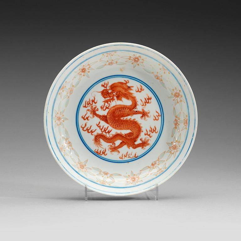 A blue and white and iron red dragon dish, late Qingdynasty with Yongzhengs six characters mark.