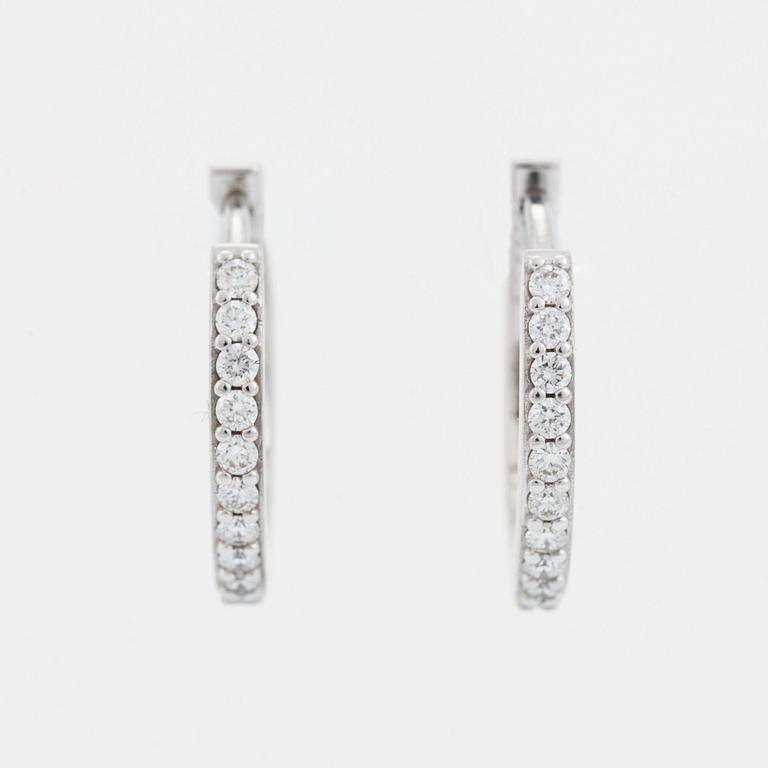 Örhängen, kreoler med briljantslipade diamanter.