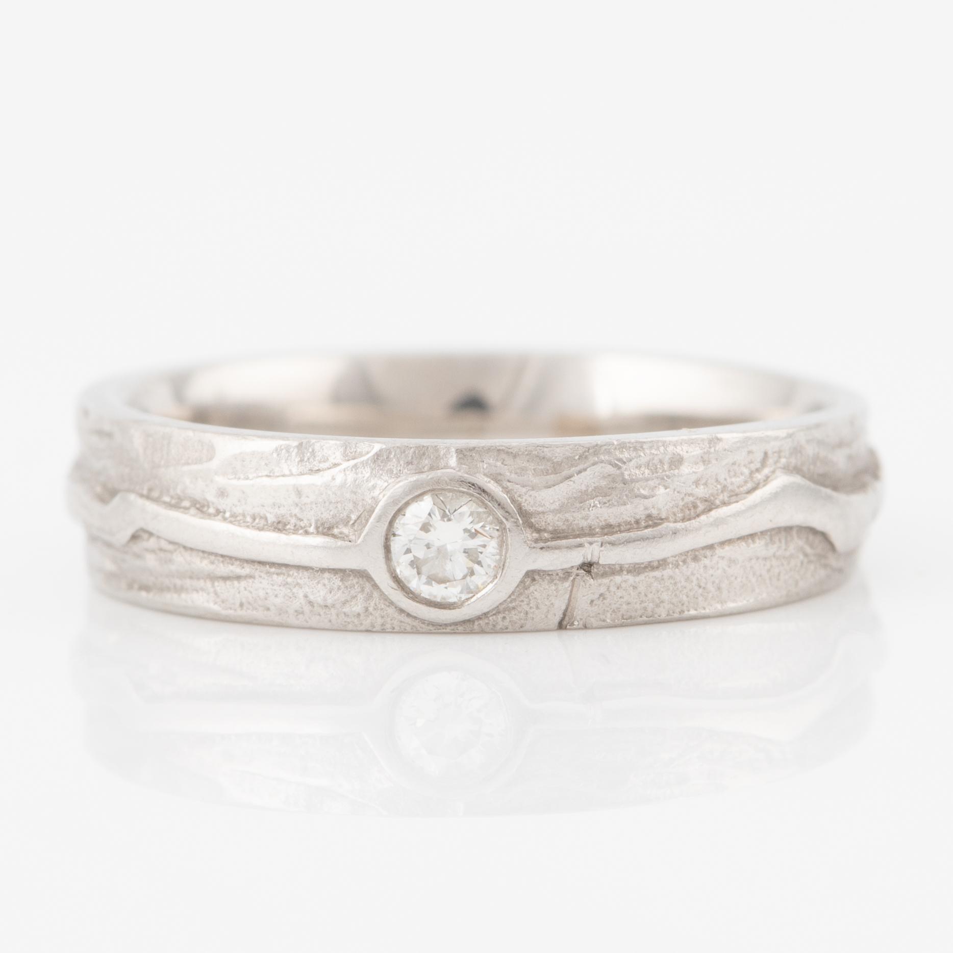 Ring platina med en briljantslipad diamant.